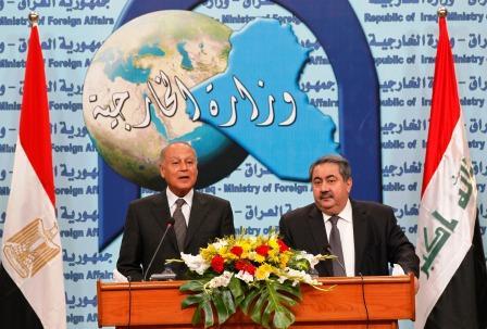 وزير الخارجية العراقي هوشيار زيباري (إلى اليمين) مع نظيره المصري احمد أبو الغيط