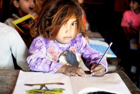 طفلة عراقية في أحد فصول التعليم