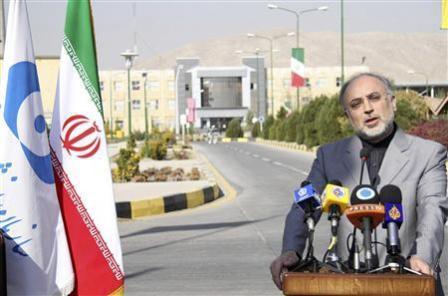 علي أكبر صالحي رئيس هيئة الطاقة الذرية الإيرانية يتحدث في أصفهان يوم  أمس الأحد.