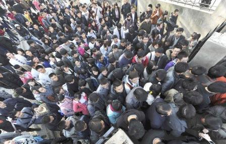 المئات في هونج كونج يطالبون بالإفراج عن ليو الفائز بجائزة نوبل