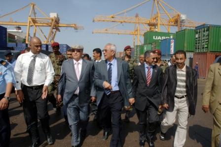 نائب الرئيس أثناء تفقده سير العمل في ميناء الحديدة أمس