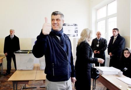 مواطنون يدلون بأصواتهم في انتخابات كوسوفو
