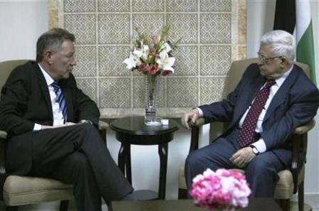 روبرت سري خلال اجتماع مع محمود عباس في رام الله
