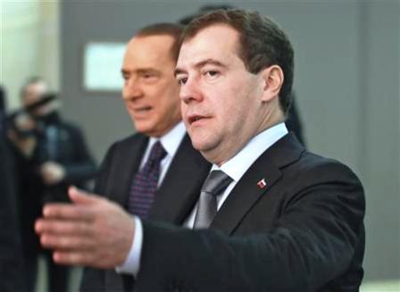 الرئيس الروسي ديمتري ميدفيديف (إلى اليمين) في سوتشي يوم أمس الجمعة.