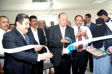 نائب الرئيس يفتتح عدداً من الأقسام بمستشفى الثورة في الحديدة