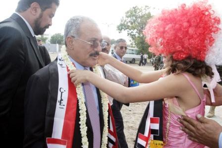 لمسة وفاء من إحدى زهرات جيل الوحدة ترحب بفخامة الرئيس