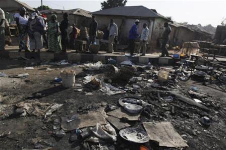 آثار دمار بعد انفجار في جوس في نيجيريا.