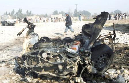 السيارة التي انفجرت فيها القنبلة بمنطقة مهجورة بالقرب من المركز الرئيسي لشرطة قندهار