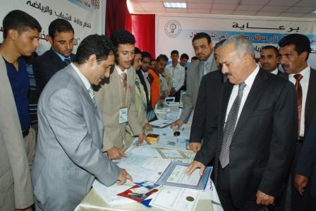 .. ويطلع على أعمال المخترعين الشباب