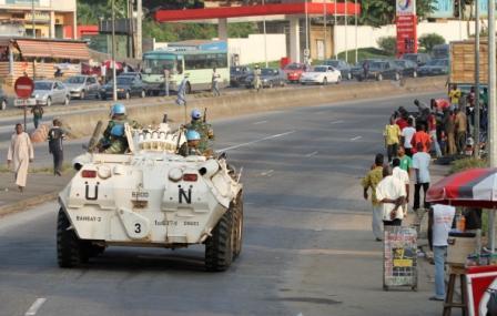 جنود من قوات الأمم المتحدة يجوبون شارعا في أبوجا