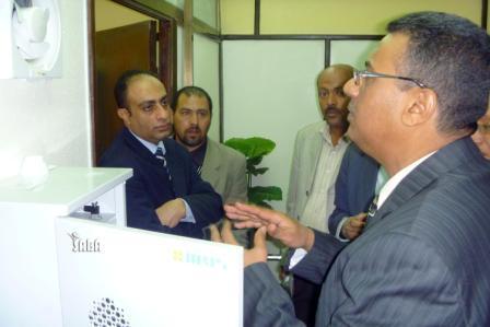 .. ويطلع على محتويات المركز