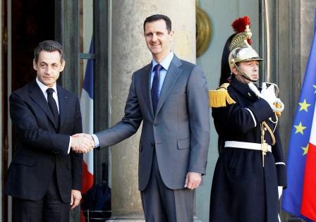الرئيس الفرنسي نيكولا ساركوزي يستقبل نظيره السوري بشار الأسد عند مدخل قصر الاليزيه في باريس يوم 13 نوفمبر 2009.
