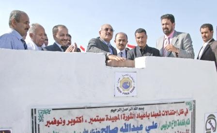 رئيس الجمهورية خلال وضعه الحجر الأساس لمشروع تطوير المنطقة الصناعية أمس