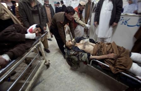 مصابون في هجوم انتحاري بمنطقة باجور الباكستانية يتلقون المساعدة الطبية داخل المستشفى أمس الأول السبت