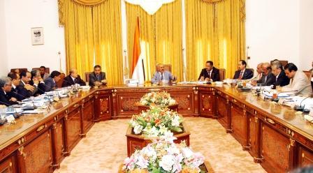 رئيس الجمهورية لدى ترؤسه اجتماع مجلس الوزراء وقيادات السلطة المحلية في محافظات عدن ولحج  و أبين