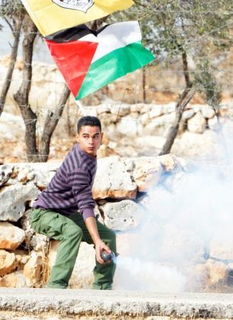 شاب فلسطيني يعيد رشق جنود إسرائيليين بغاز مسيل للدموع