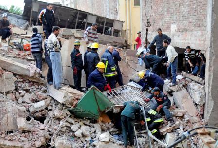 عمال الإنقاذ يبحثون عن ناجين تحت أنقاض مبنى مصنع انهار في الإسكندرية أمس الأول