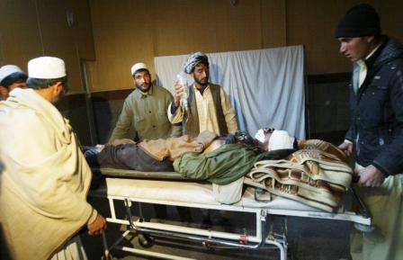 شخص مصاب في مستشفى أفغانستان يوم أمس  الخميس .
