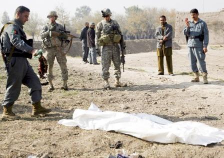 جثة احد جنود القوة الدولية في افغانستان (ايساف)