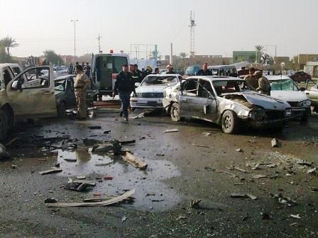 رجال أمن بموقع هجوم انتحاري في الرمادي يوم أمس  الأحد .