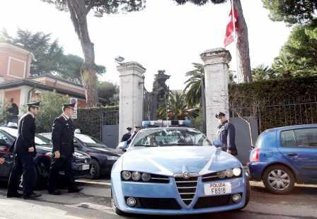 سيارة شرطة خارج السفارة السويسرية في روما يوم أمس  الخميس