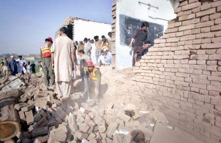 حطام هجوم بقنبلة في بيشاور يوم أمس