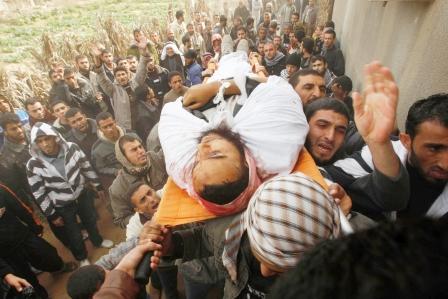 فلسطينيون يحملون أحد ضحايا الغارة الإسرائيلية على قطاع غزة