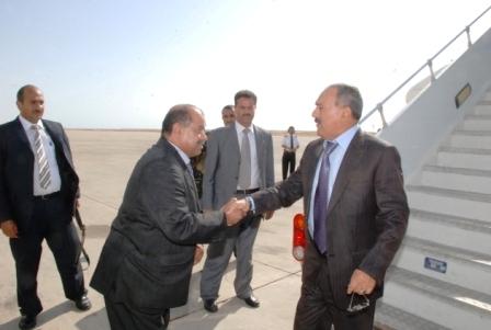 رئيس الجمهورية لدى وصوله مطار الريان وفي استقباله محافظ حضرموت أمس