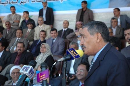 عبدالغني لدى حضوره مهرجان لقيادات المؤتمر وأحزاب التحالف الوطني بتعز