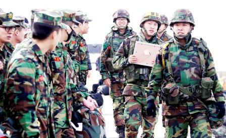 جنود كوريون جنوبيون  في نوبة حراسة على جزيرة تعرضت لقصف من الشمال يوم 28 نوفمبر 2010. 
 جنود كوريون جنوبيون