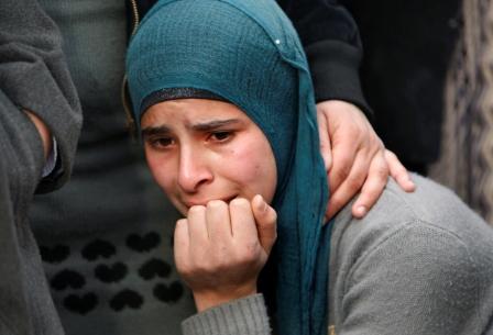 إحدى قريبات (جواهر) تبكي عليها أثناء تشييع جنازتها أمس