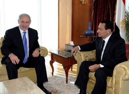 الرئيس المصري حسني مبارك خلال اجتماع مع رئيس الوزراء الإسرائيلي بنيامين نتنياهو في شرم الشيخ بمصر يوم 14 سبتمبر ايلول 2010.