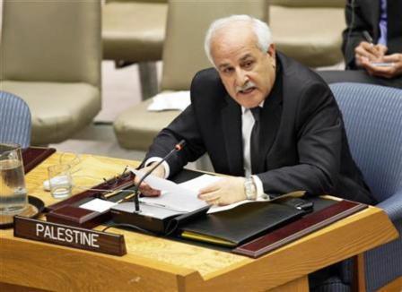 رياض منصور المراقب الفلسطيني الدائم لدى الأمم المتحدة يتحدث إثناء اجتماع طارئ لمجلس الأمن في نيويورك يوم 31 مايو 2010.