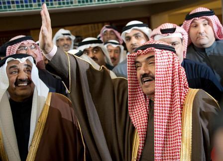 رئيس الوزراء الكويتي الشيخ ناصر المحمد الصباح يلوح وهو يغادر البرلمان بعد أن أفلت من الاقتراع أمس الأربعاء