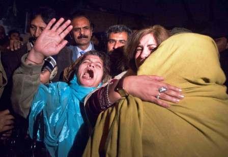 أسرة محافظ إقليم البنجاب الباكستاني بعد سماع نبأ اغتياله