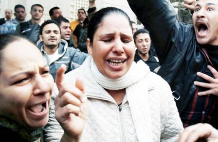 سكان بموقع انفجار أمام الكنيسة في الإسكندرية بشمال مصر يوم  أمس السبت .