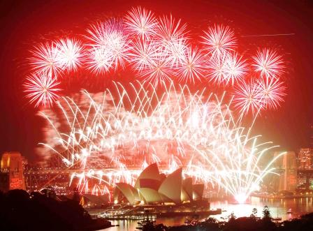 الألعاب النارية تضيء سماء سيدني احتفالاً بالعام الجديد