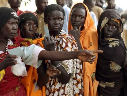 نساء من جنوب السودان في مرحلة التسجيل للاستفتاء