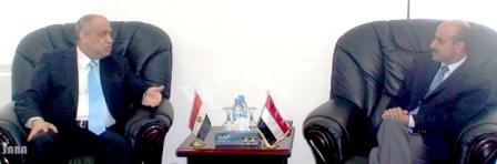 وزير الأشغال خلال لقائه السفير المصري