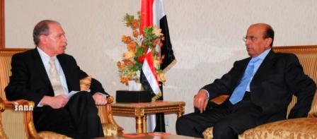 القربي أثناء لقائه السفير الأمريكي أمس