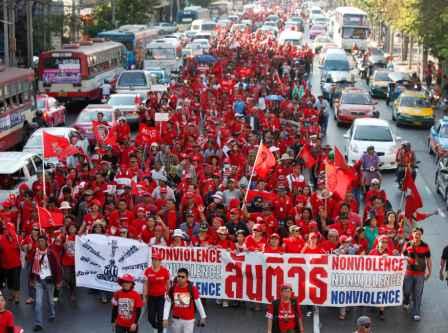 حشد كبير من أصحاب «القمصان الحمراء» يتظاهرون في العاصمة التايلاندية للمطالبة بالإفراج عن زعماء الحركة