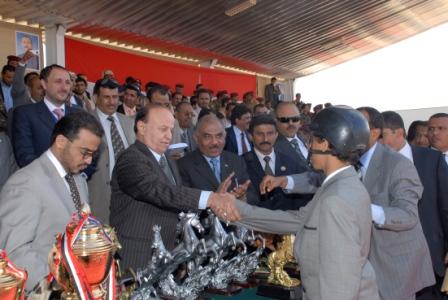 نائب الرئيس لدى تكريمه الفائزين في بطولة  الفقيد الشيخ الأحمر للفروسية أمس