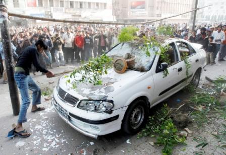 متعاملون في البورصة في بنجلادش يحطمون سيارة متوقفة أمام البورصة في داكا يوم أمس  الاثنين أثناء احتجاجات نتيجة للهبوط الحاد لأسعار الأسهم .