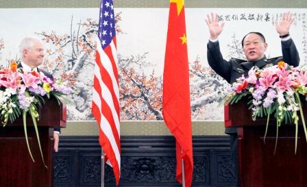 جيتس (الى اليسار) قبل اجتماعه مع نظيره الصيني ليانغ قوانغ ليه في بكين يوم  أمس الاثنين.