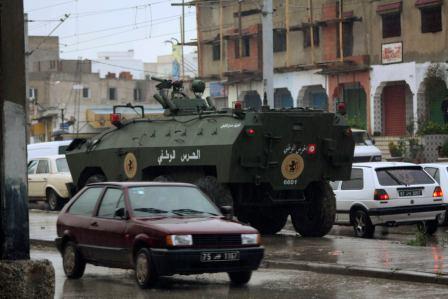 مدرعة عسكرية تجوب ميدانا في العاصمة  التونسية أمس الاربعاء.