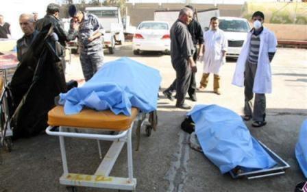 جثث ضحايا قتلوا في تفجير انتحاري استهدف متطوعين في الشرطة العراقية
