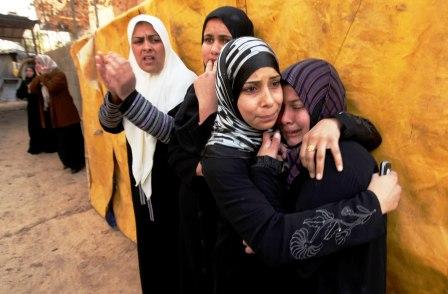 أسرة الشهيدالفلسطيني تبكي حزناً على ابنها