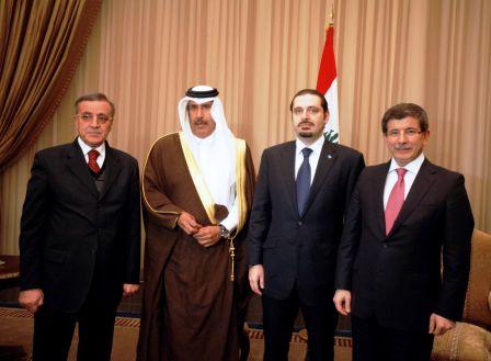 رئيس الوزراء اللبناني سعد الحريري يتوسط الشيخ حمد بن جاسم آل ثاني وداود اوغلو (إلى اليمين) في بيروت يوم  الثلاثاء الماضي .