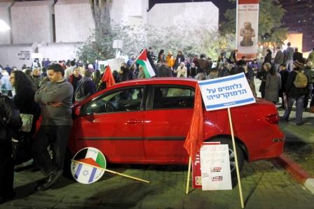 محتجون فلسطينيون غاضبون يعترضون سيارة وزيرة خارجية فرنسا في غزة أمس.