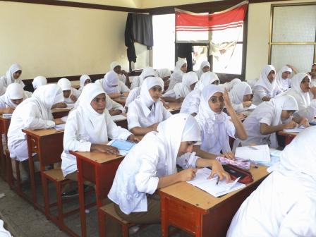 طالبات يؤدين الامتحانات/ إرشيف